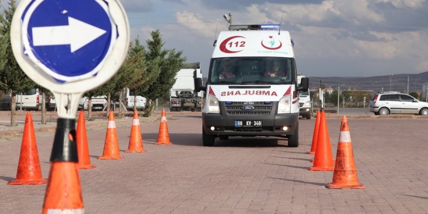 Aksaray’da ambulans sürücüleri parkurun tozunu attırdı
