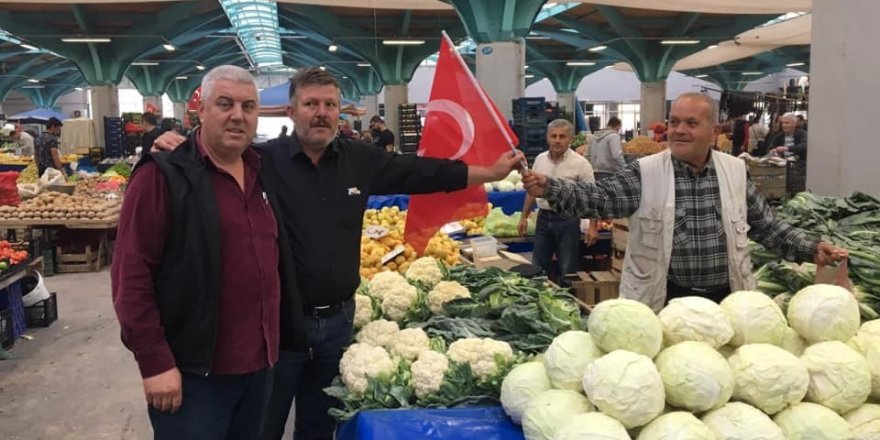 Pazarcılara Türk bayrağı dağıtıldı
