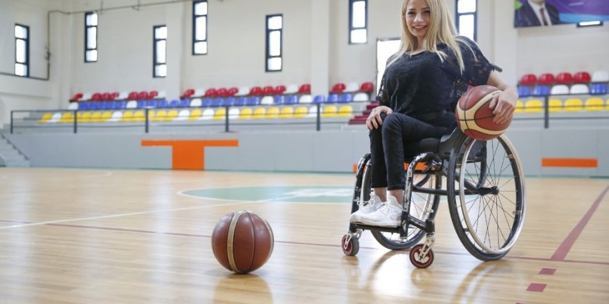 Başakşehirli Latife Selin Şahin, Avrupa’da forma giyecek ilk Türk kadın basketbolcu oldu