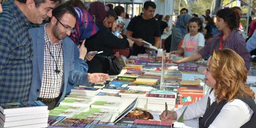 Rektör Prof. Dr. Aysun Bay Karabulut 3’ncü kitabını imzaladı