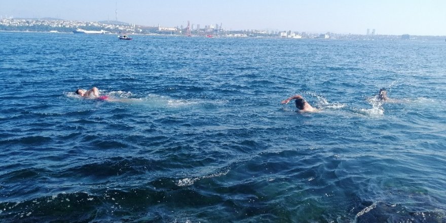 Güneşi gören vatandaşlar Sarayburnu’nda deniz girdi