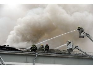 Moskova’da Tiyatro Binasında Korkutan Yangın