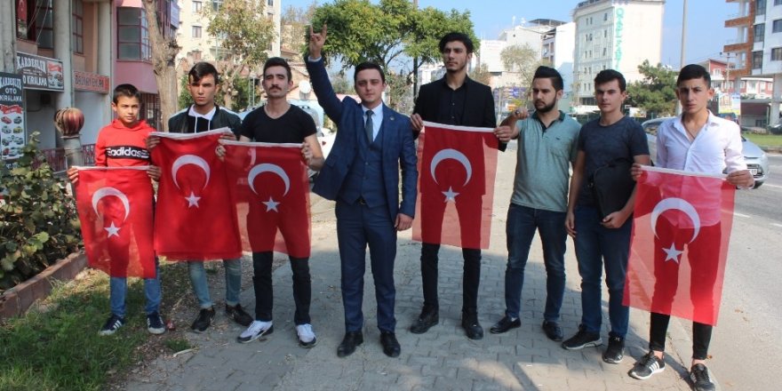İstanbul yolundaki sürücülere Türk Bayrağı dağıttılar