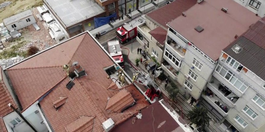 Sultangazi’de dubleks dairenin çatısı alev alev yandı