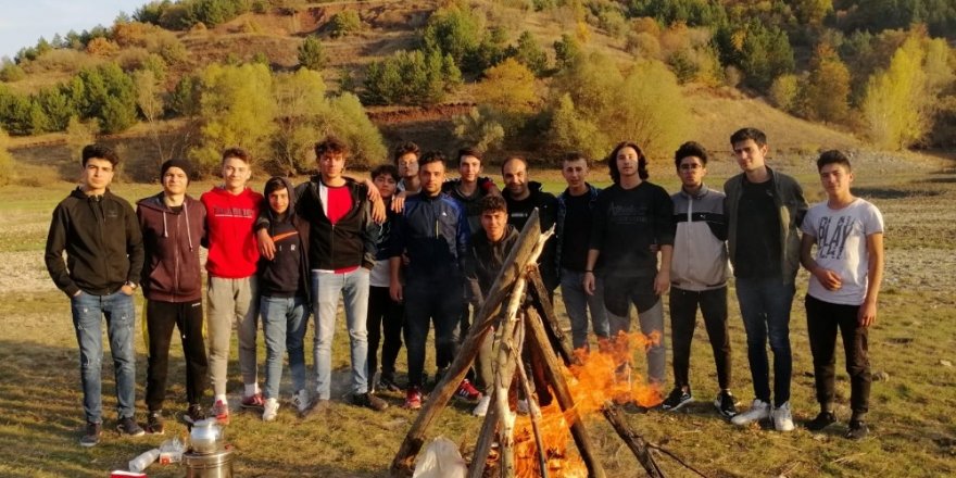 Bil Koleji öğrencileri doğa kampına girdi