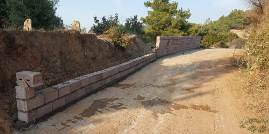 Manisa’daki mezarlık duvarları yenileniyor
