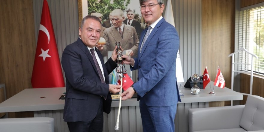 Kazak Büyükelçi Başkan Böcek’i ziyaret etti