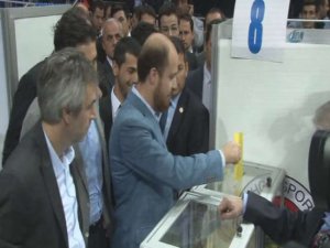 Bilal Erdoğan Fenerbahçe'nin kongresinde oy kullandı