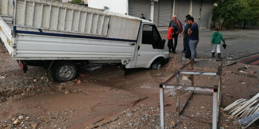 Diyarbakır’da sağanak: Ev ve iş yerlerini su bastı