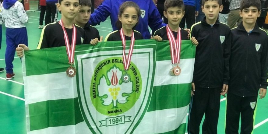 Manisa Büyükşehir Badminton Takımı derecelerle döndü