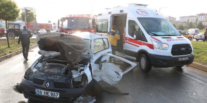 Sivas’ta trafik kazası: 1’i ağır 4 yaralı