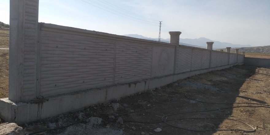 Develi’de mezarlık duvar yapım çalışmaları devam ediyor