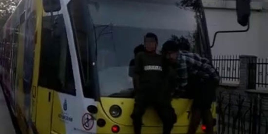 Tramvaya asılan çocukların tehlikeli yolculuğu yürekleri ağza getirdi