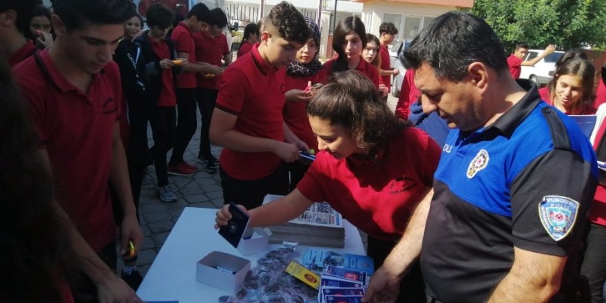 Öğrenciler ördükleri boyunlukları Barış Pınarı Harekatı askerlerine gönderdi