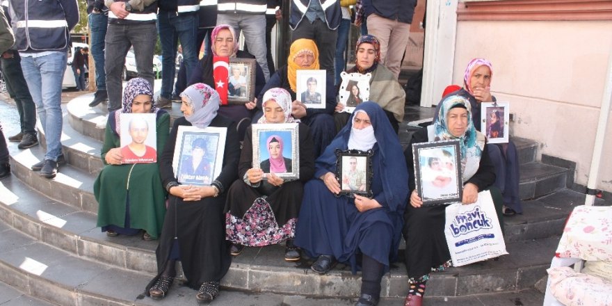 HDP önündeki ailelerin evlat nöbeti 50’nci gününde