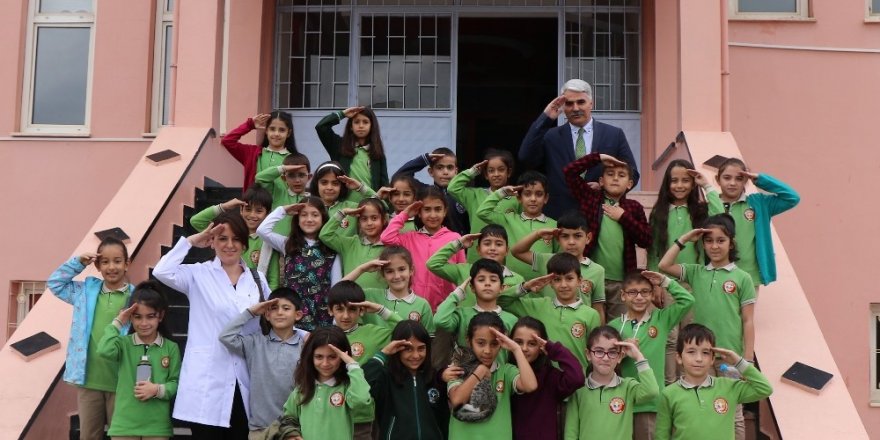 Mimar Sinan Şehit Uzman Çavuş Fırat Kılıç İlköğretim Okulu öğrencilerinden Mehmetçiğe selam