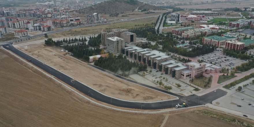Isparta Belediyesi, üniversite kampüslerini asfaltladı