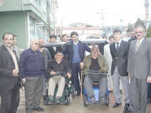 Derbent’te iki özürlüye araba verildi