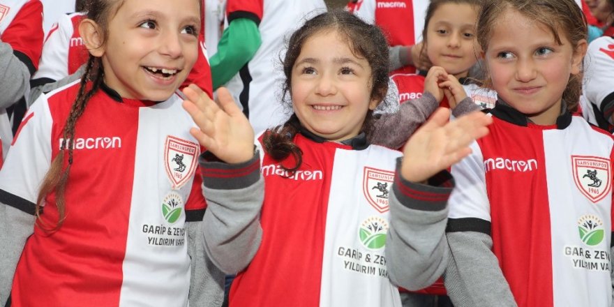 Kırsal mahalle öğrencilerine Samsunspor forması ve bilet