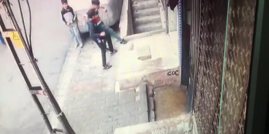 Oyun oynayan çocuğun merdiven boşluğuna düştüğü anlar kamerada