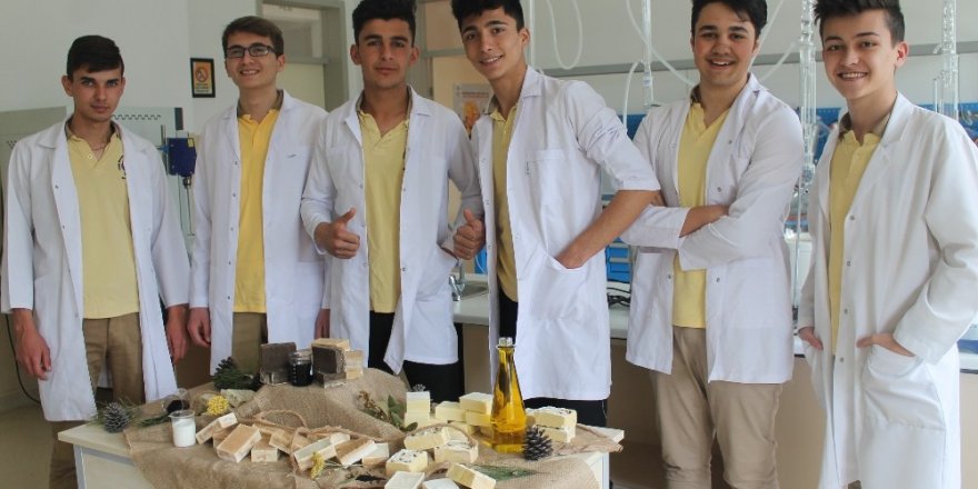 Lise öğrencilerinden sağlık için doğal sabun üretimi