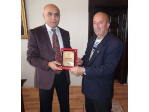 Yakutiye Belediye Başkanı Korkut’a Muhtardan Plaket