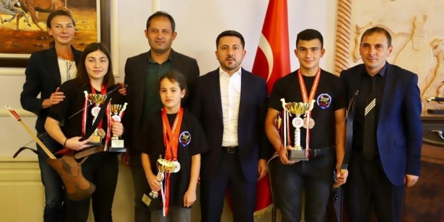 Başkan Arı, atlı okçuluk Türkiye şampiyonasında dereceye giren sporcular ile görüştü