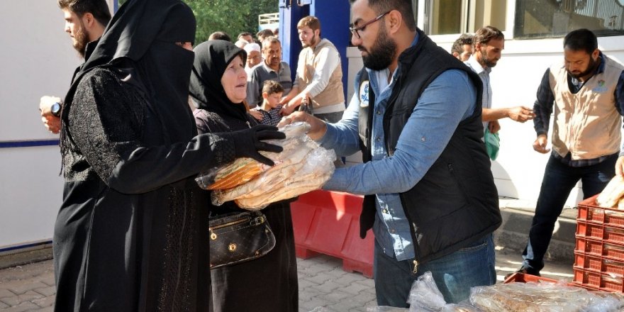 Sınırın sıfır noktasındaki mültecilere ekmek dağıtıldı