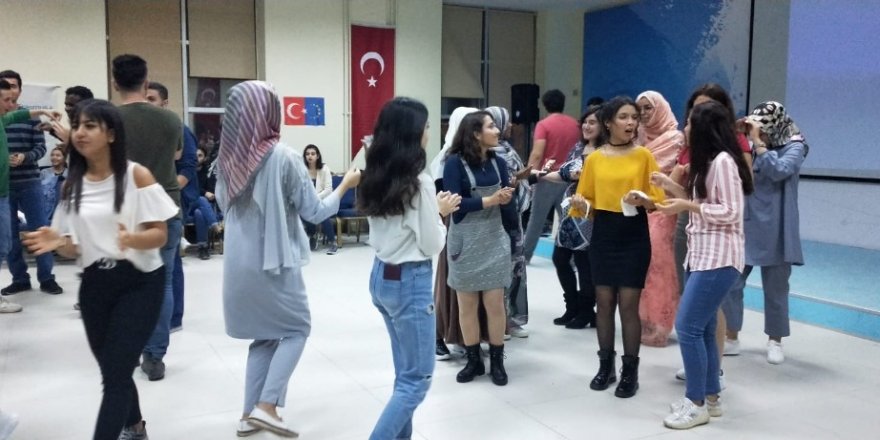 Uluslararası öğrenciler “Kültürel Gece”de bir araya geldi