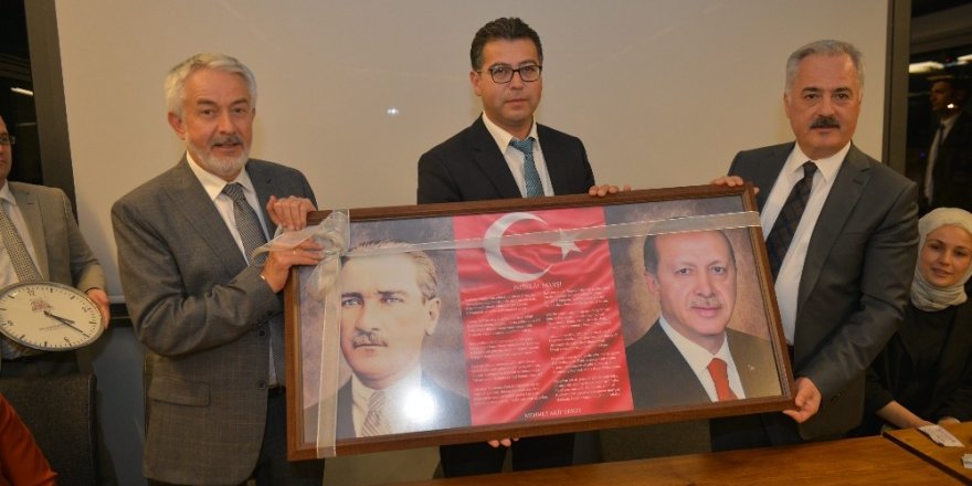 Muhtarlardan Başkan Başdeğirmen’e, Atatürk ve Cumhurbaşkanı Erdoğan’lı fotoğraflı makam panosu hediyesi