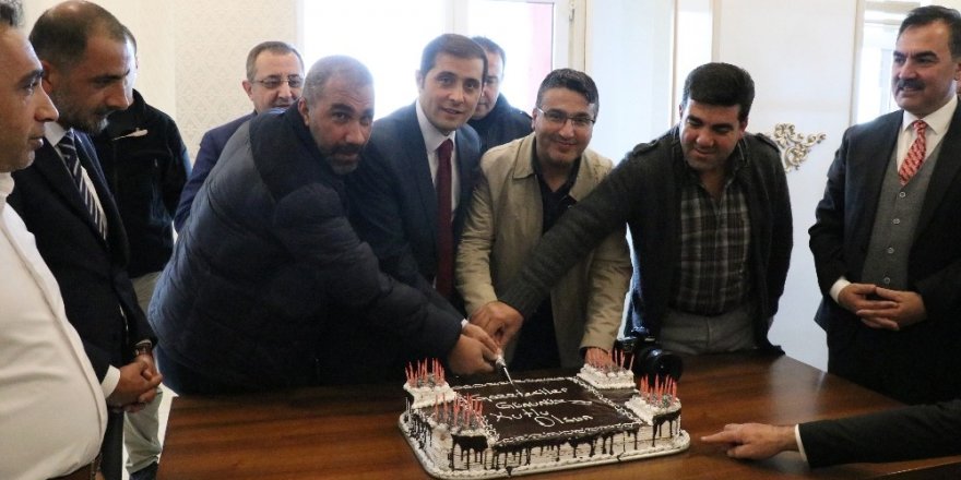 Kaymakam Erat’tan gazetecilere sürpriz kutlama