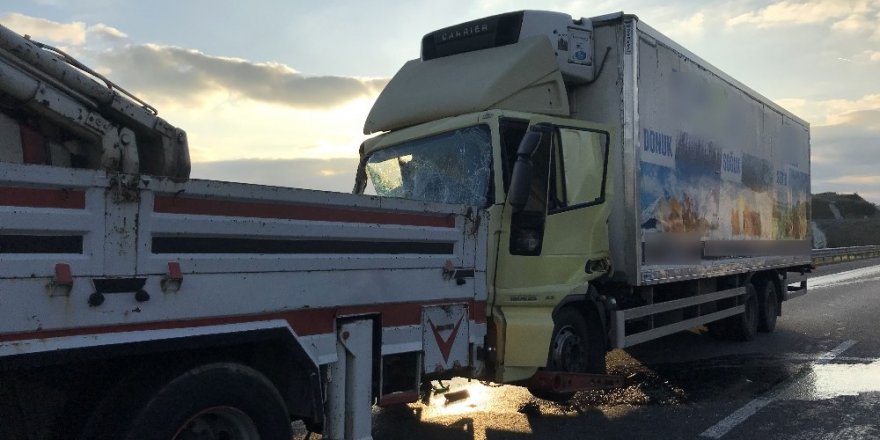 Kuzey Marmara Otoyolu’nda tır çekiciye çarptı: 1 yaralı