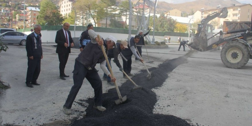 Hakkari Belediyesi kazılan yolları onardı