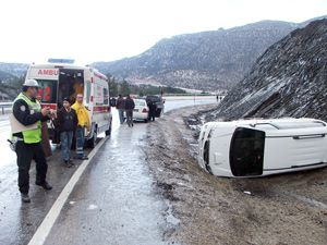 Minibüs şarampole yuvarlandı: 3 yaralı
