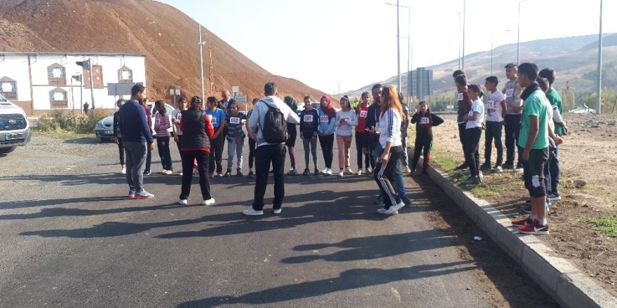 Tuzluca’da Okullar arası koşu düzenlendi