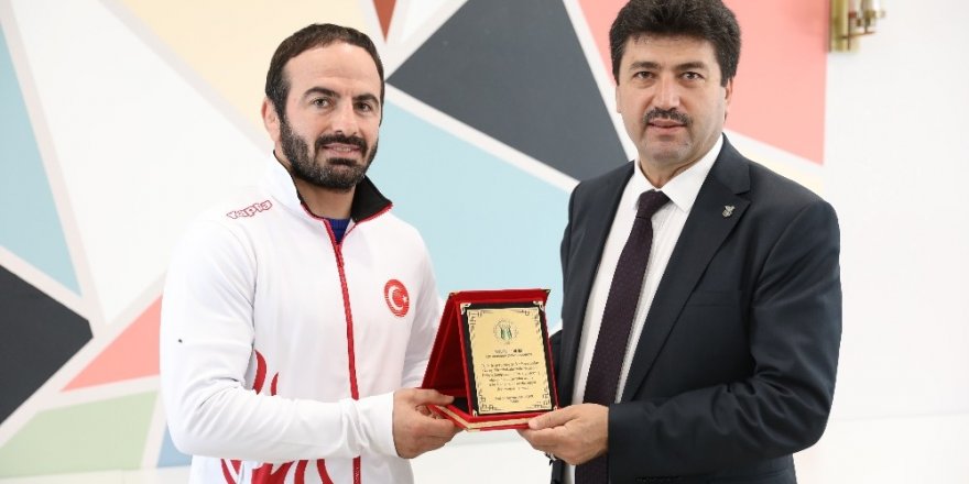 Rektör Sarıbıyık’tan, Dünya Şampiyonu Altun’a teşekkür plaketi