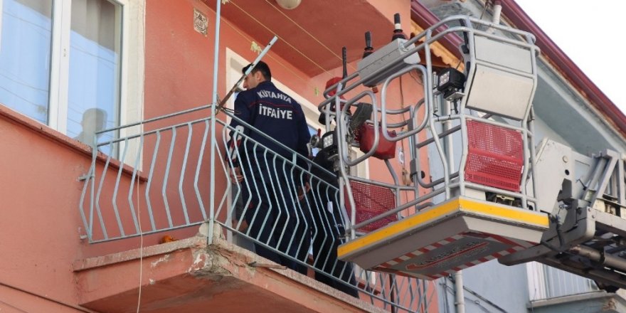 Polis ikinci kattaki eve itfaiye merdiveniyle girdi