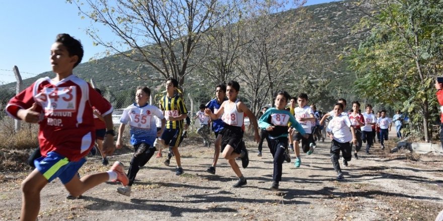 Isparta’da yüzlerce sporcu atletizm yarışmasında ter döktü