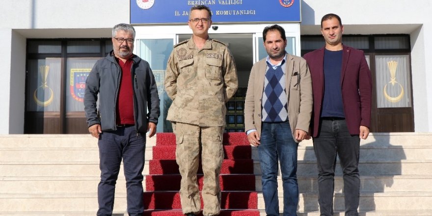Gazetecilerden Erzincan İl Jandarma Komutanı Altıntaş’a ‘hayırlı olsun’ ziyareti