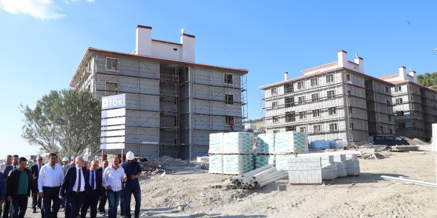 Çardak’da depremzedeler için yapılan konut inşaatı devam ediyor