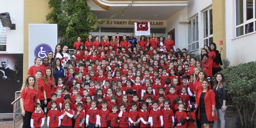 GKV’li miniklerden Türk bayraklı Cumhuriyet kutlaması