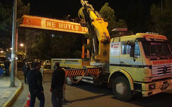 Diyarbakır'da Ne Mutlu Türküm Diyene tabelası kaldırıldı