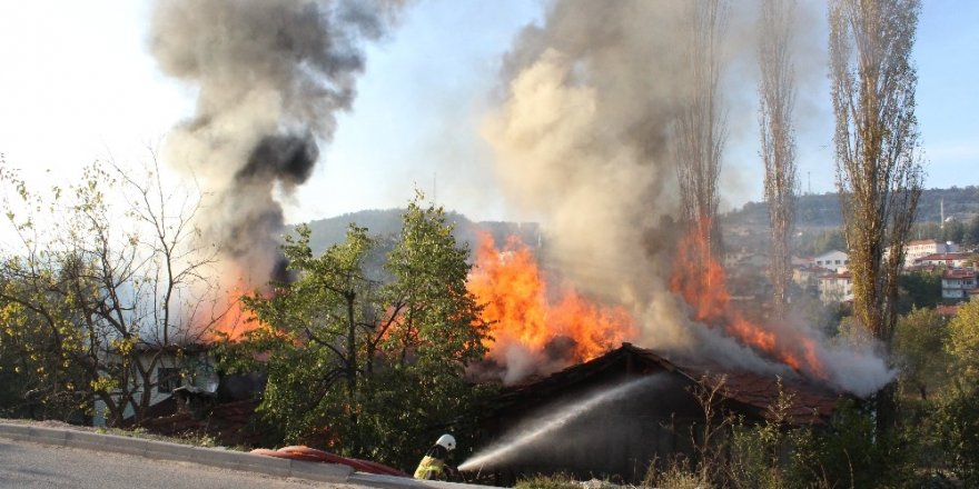 Keles’te üç ev yanarak kül oldu