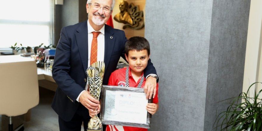 Turgay Erdem, 8 yaşındaki şampiyonu ağırladı
