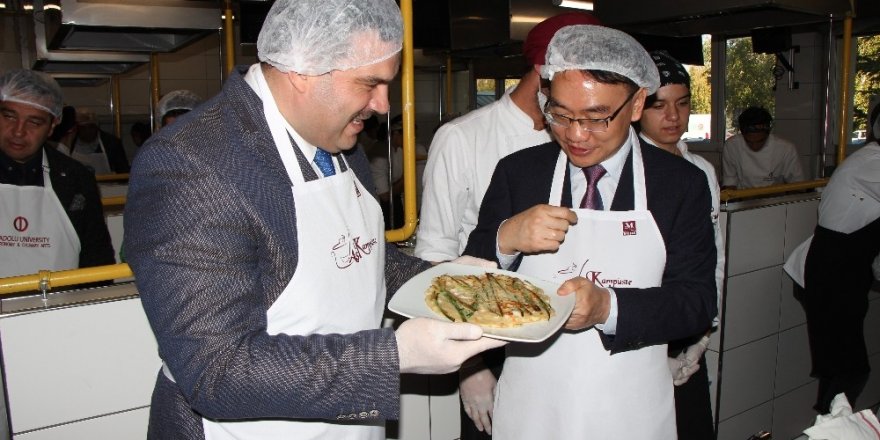 Anadolu Üniversitesi Rektörü Çomaklı mutfakta