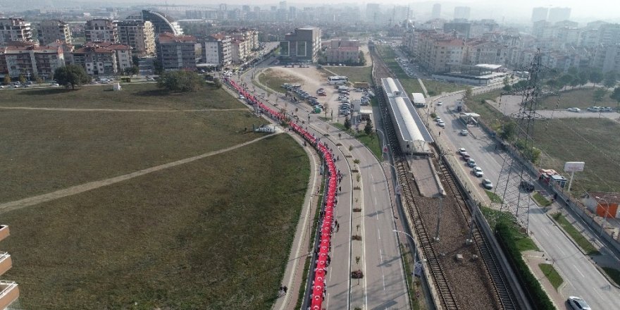 Öğrenciler 400 metrelik Türk bayrağını böyle taşıdı