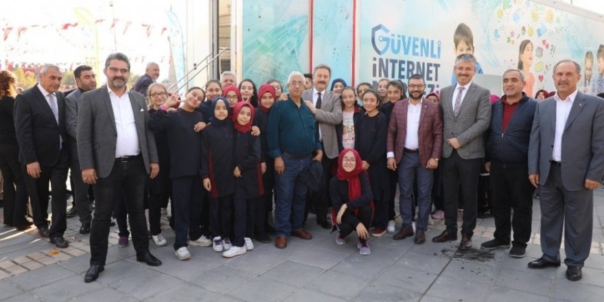 Başkan Palancıoğlu ’Güvenli İnternet Tırı’nı ziyaret etti