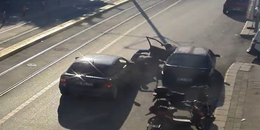Motosiklet sürücüsü iki aracın arasında kaldı