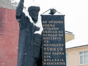 Üç kimlikli şehir