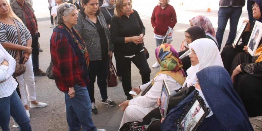 HDP önünde evlat nöbeti tutan ailelere bir destek de Hatay’dan